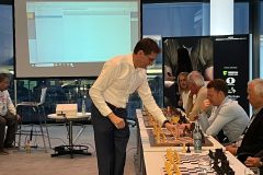 Schach-Großmeister Stefan Kindermann spielte beim Simultan-Wettbewerb