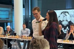Schach-Großmeister Stefan Kindermann spielte beim Simultan-Wettbewerb