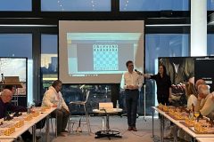 Schach-Großmeister Stefan Kindermann spielte beim Simultan-Wettbewerb