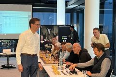Schach-Großmeister Stefan Kindermann spielte beim Simultan-Wettbewerb