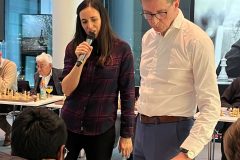 Schach-Großmeister Stefan Kindermann spielte beim Simultan-Wettbewerb