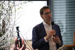 Schach-Großmeister Stefan Kindermann spielte beim Simultan-Wettbewerb