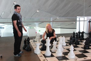 Schach mit einem Schüler der SchlaU-Schule