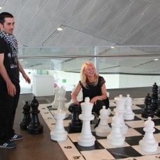 Diana Dengler spielt Schach am großen Schachspiel
