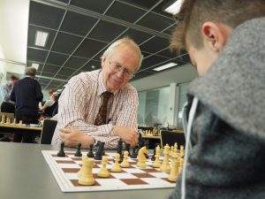 Schachgroßmeister Dr. Helmut Pfleger hat sichtlich Spaß bei der Partie gegen Kadir