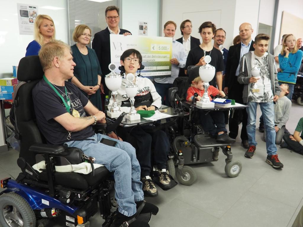 Scheckübergabe bei der Preisverleihung: Stiftungsgründer Roman Krulich und Moritz Opfergeld unterstützen das Schachprojekt an der Stiftung Pfennigparade