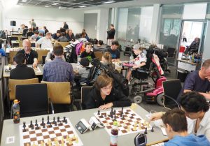 Turnieratmosphäre: Beim Schachturnier in der Stiftung Pfennigparade sind die Schachfreunde konzentriert bei der Sache.