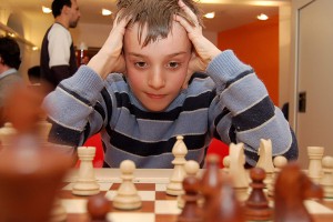 Junge grübelt über Schachspiel