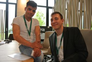 SchlaU-Schüler Mohamed Sarwari (li.) hat sich mit Maximilian Felsner (re.) vom Münchener Startup Social-Bee über seine Jobchancen ausgetauscht.