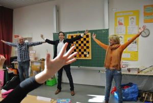 Schach-Yoga in der Praxis: Schachlehrer Siegfried Berger (li.) mit Stiftungsrat Stefan Kindermann (Mitte) und Uschi Glas (re.) von brotZeit e.V.