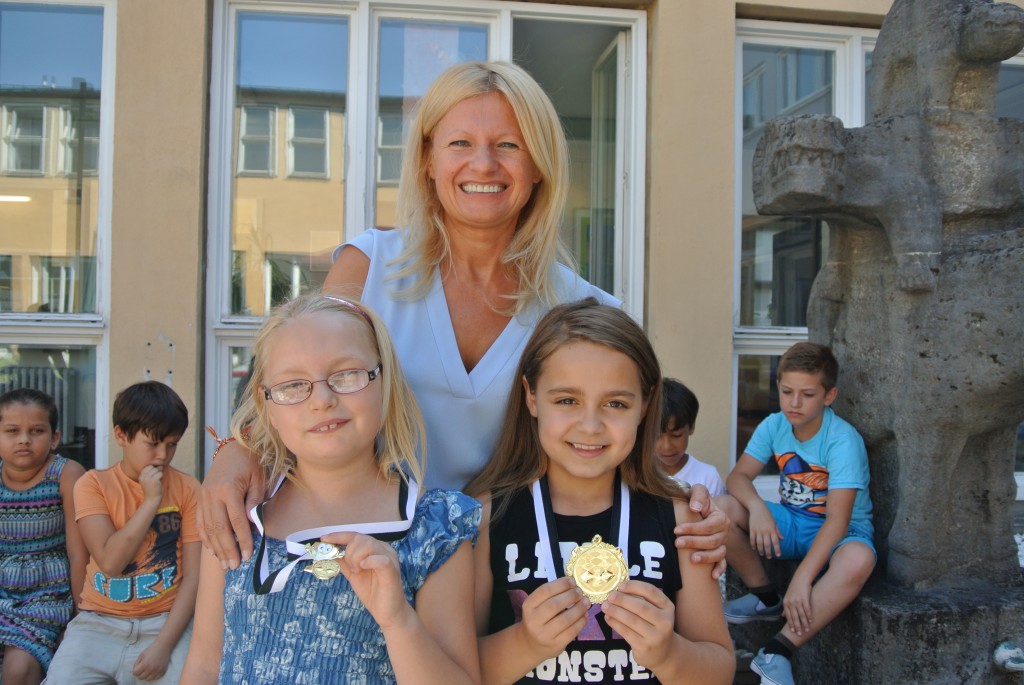 Stiftungsvorsitzende Dijana Dengler mit zwei Schülerinnen der Paulcke-Schule