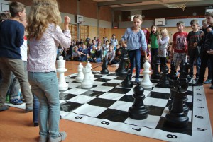 Ein Blitz-Schachspiel auf der großen Schachplane war ein Teil der Schach-Show des Sommers 2014