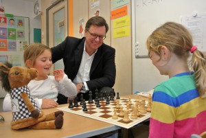 Welcher Zug ist der Beste? Beim Schachspielen erhielten die Kinder Unterstützung von Schachmaskottchen Schachi und Schach-Förderer Roman Krulich