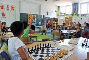 Stiftungsvorsitzende Dijana Dengler mit Ehrengast Schachgroßmeiser Dr. Helmut Pfleger beim Schach-Förderkurs in der Paulckeschule