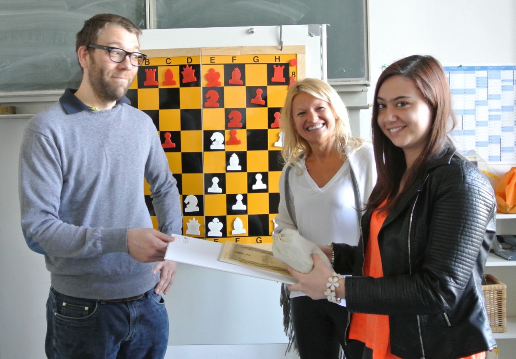 Stiftungsvorsitzende Dijana Dengler (Mitte) bei der Verteilung von Schachmaterialien in der Landesschule für Körperbehinderte