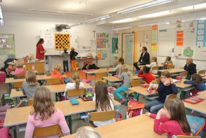 Alle Augen sind auf das Schach-Demobrett gerichtet: Schachlehrer Klaus de Francesco beim Schachunterricht in der Klasse 2 a in der Grundschule Pöcking