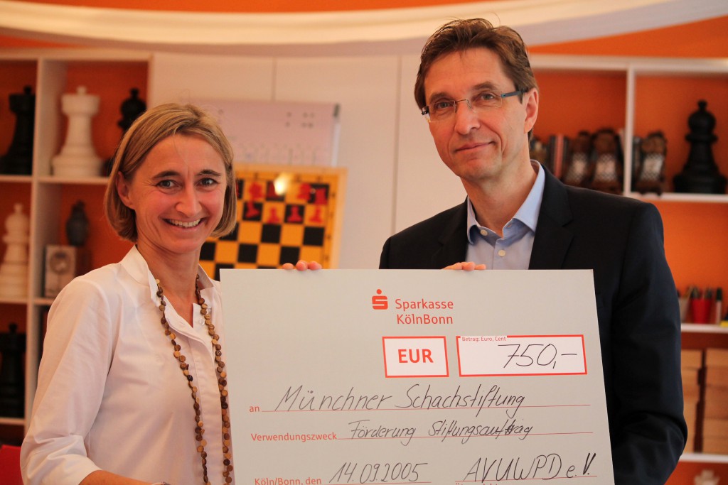 Stiftungsrat Stefan Kindermann (re.) nimmt den Spendenscheck von Up with People entgegen