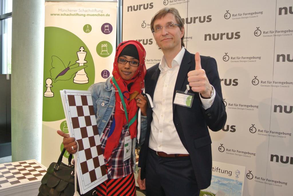 Eine junge Geflüchtete beim Schachturnier "Schach dem Vorurteil" mit Stiftungsrat Stefan Kindermann