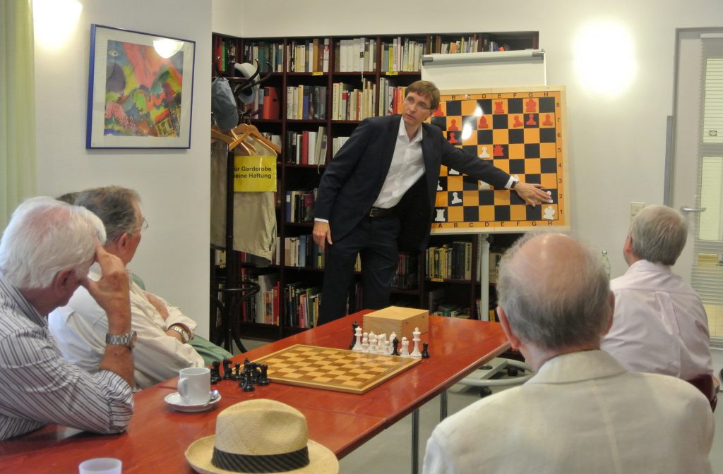 Schachgroßmeister und Stiftungsrat Stefan Kindermann beim Schnupperschach mit Senioren im ASZ Altstadt