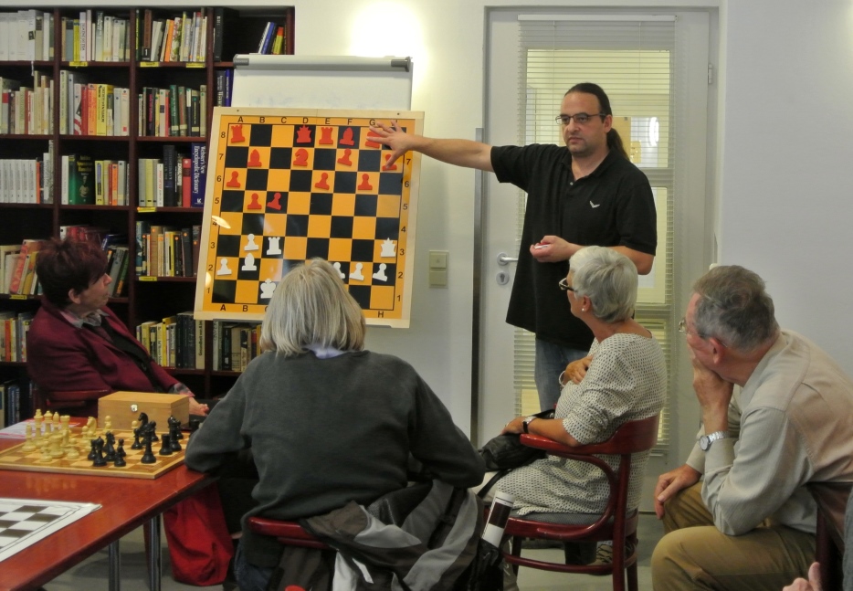 Schachtrainer Klaus de Francesco betreut die SchachspielerInnen im ASZ Altstadt