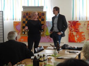 Dipl.-Sozpäd. Friederike Berger (li.), stellvertretende Leitung am ASZ Obermenzing begrüßt mit Stefan Kindermann (re.) die Senioren zum Schach-Vortrag