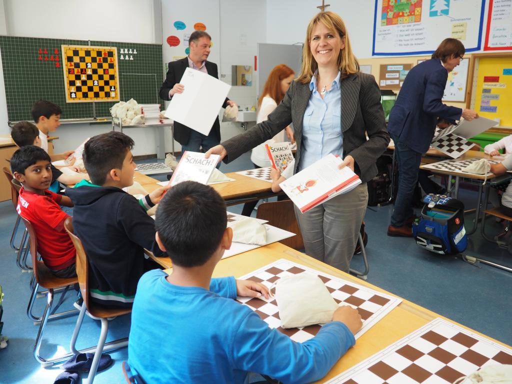 Miriam Roth-Koppenhofer, die Vertreterin der SWM Bildungsstiftung, verteilte Schach-Sets und Schachbücher an die Schach-Kinder der Thelottschule