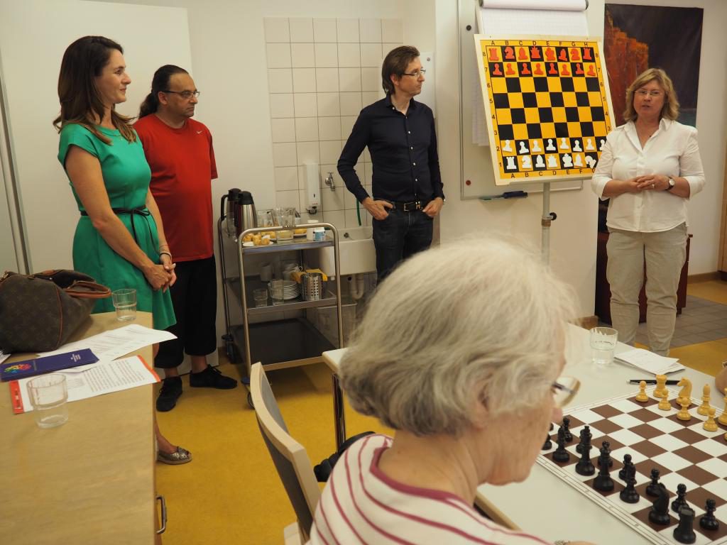 Birgit Schmidt-Deckert (re.), die Leiterin des ASZ Maxvorstadt, freut sich über das Interesse der Seniorinnen und Senioren am Schachkurs