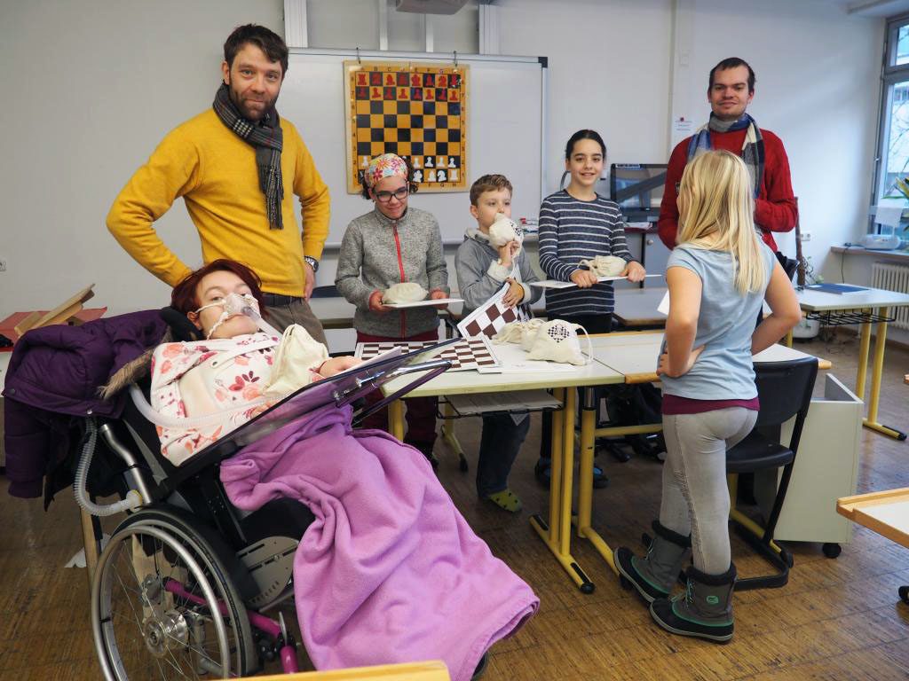 Schach matt den Behinderungen ist das Motto der Schachkurse an der Stiftung Pfennigparade: Schachtrainer Felix Brychcy (2. v. li.) mit einigen Schach-Neueinsteigern an der Stiftung Pfennigparade