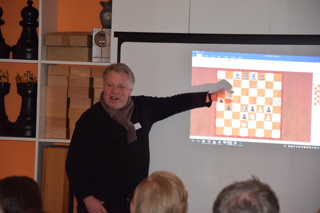 Schönheit der Schachkomposition - Schachgroßmeister und Stiftungsrat Gerald Hertneck stellte zwei Schachkompositionen vor.