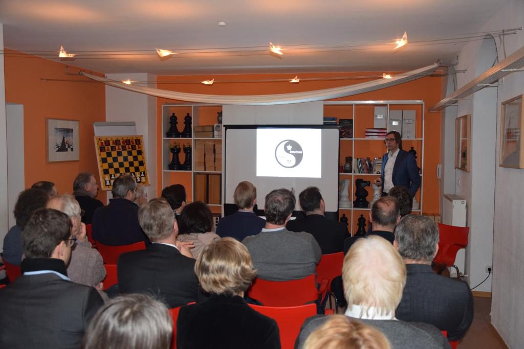 Mit großem Interesse folgten die Gäste dem Vortrag von Schachgroßmeister und Stiftungsvorstand Stefan Kindermann zum Thema „Intelligente Intuition“.