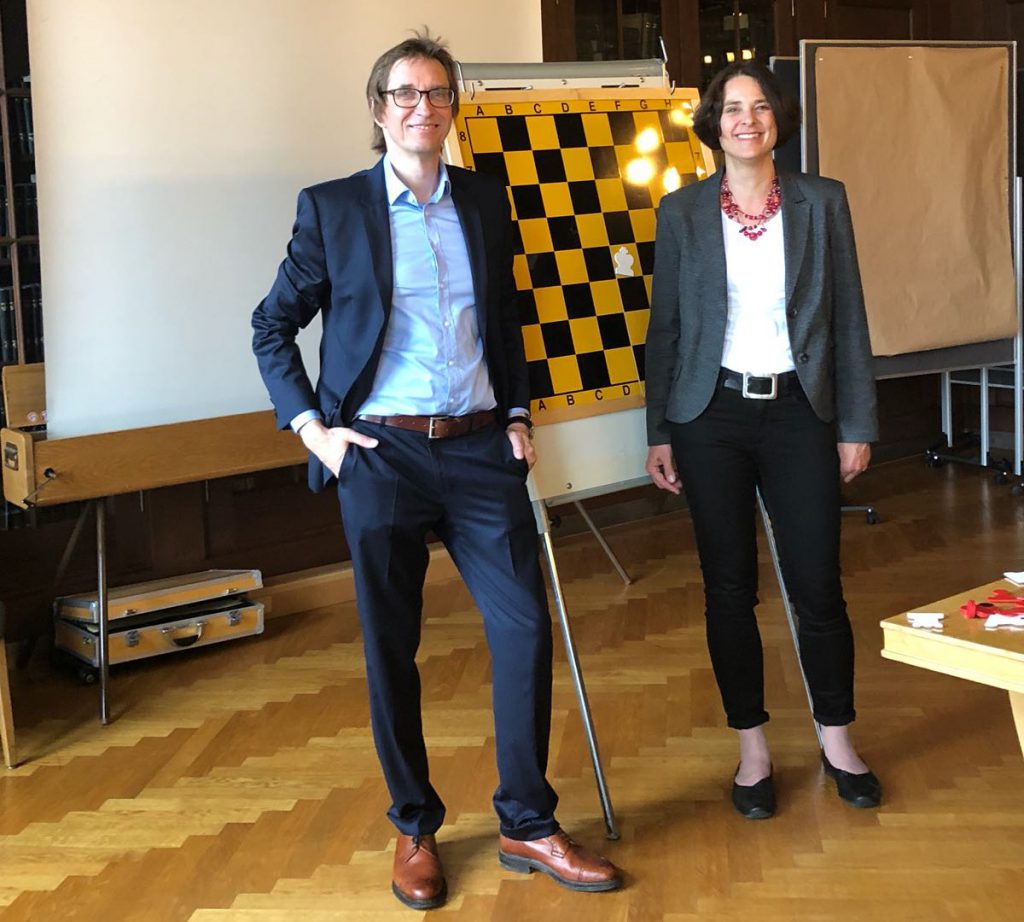 Angelika Moosburger (re.) freut sich mit Stefan Kindermann über den Erfolg des Schach-Förderprogramms am Schwabinger Krankenhaus (Foto: Alina Kindermann)