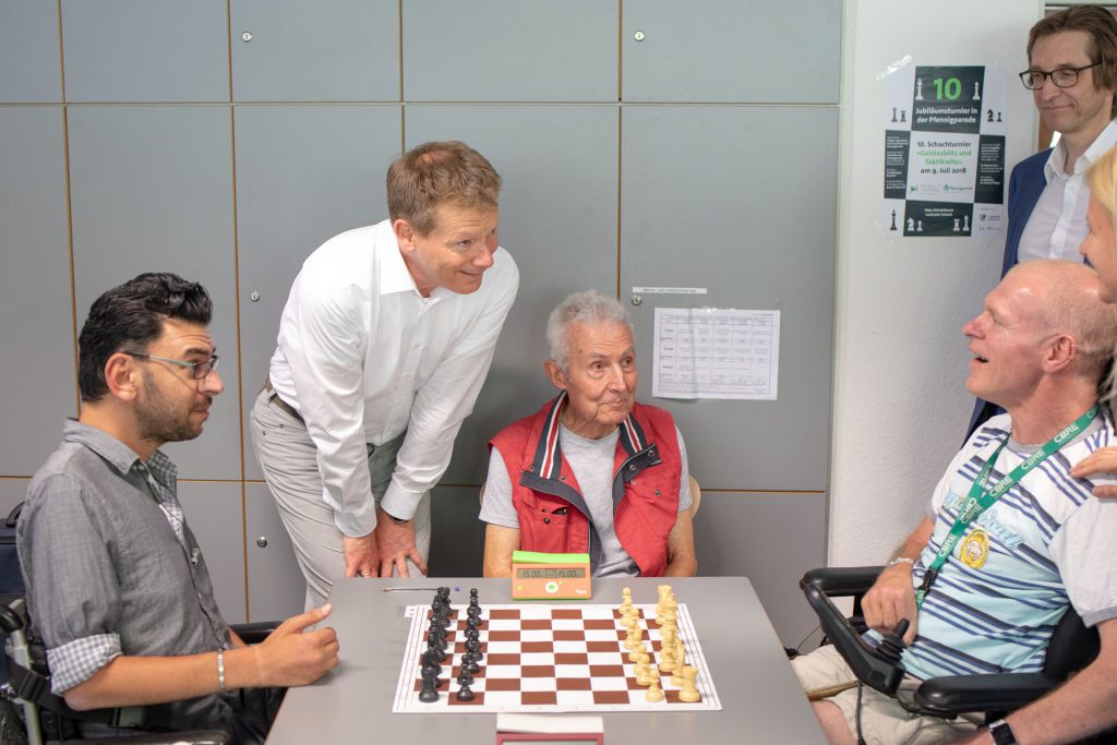 Schirmherr Dr. Richard Lutz (2. v. li.) unterhält sich interessiert mit dem späteren Turniersieger (Foto: Wolfgang Galow)