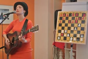 Juga di Prima verbindet ihre Leidenschaft für Schach mit der Liebe zur Musik.