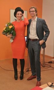 Schach-Künstlerin Juga di Prima mit dem Gastgeber des Abends, Stefan Kindermann