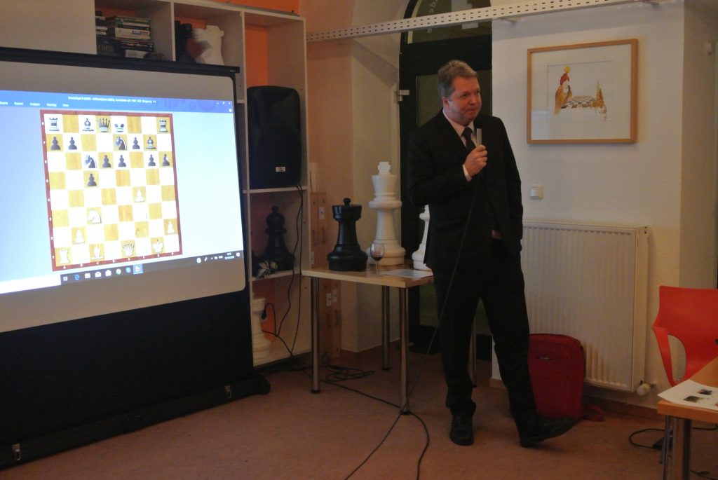 Nigel Short stellte die entscheidenden Züge seiner Schachpartie vor.